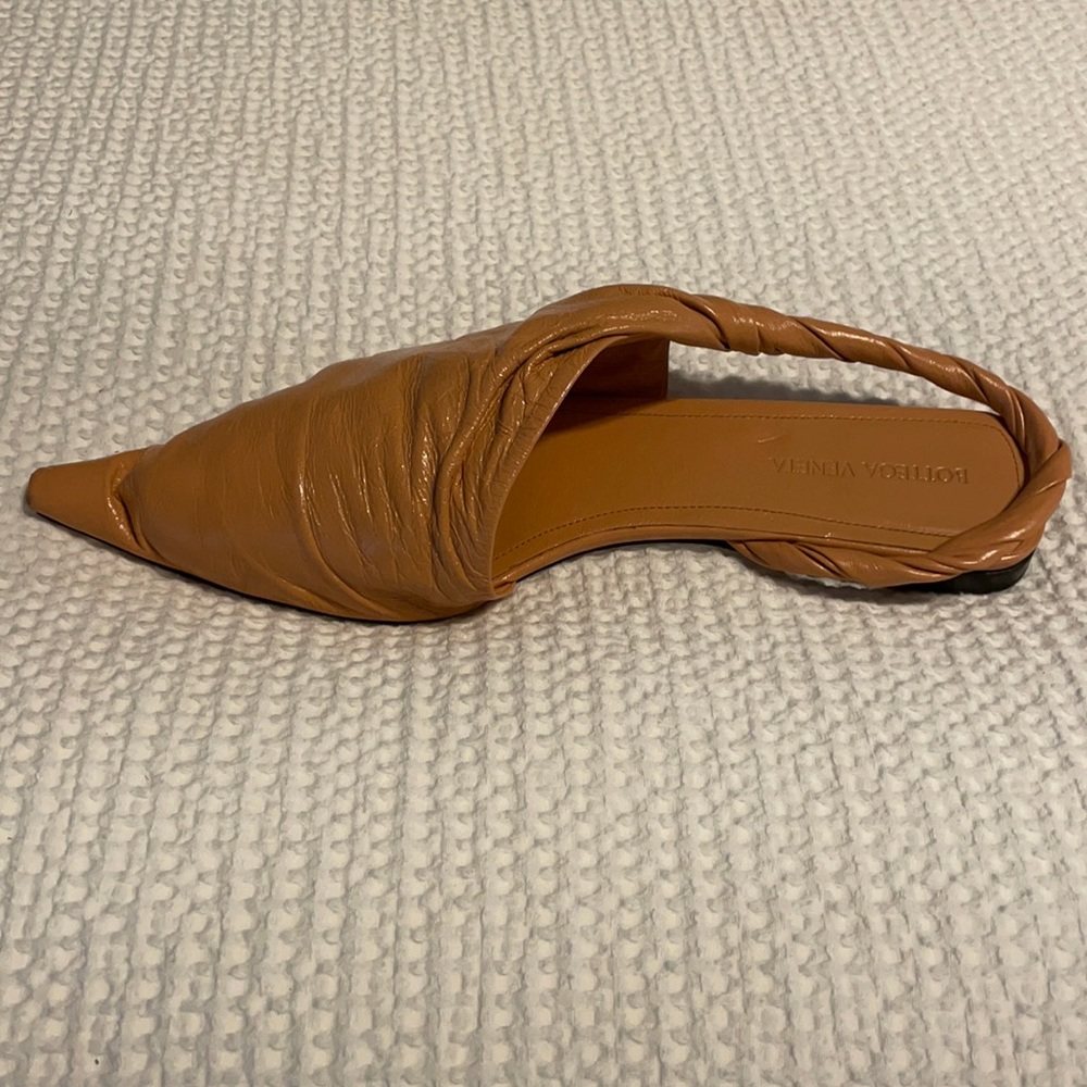 GORGEOUS Bottega Veneta lambskin, pointed toe flat